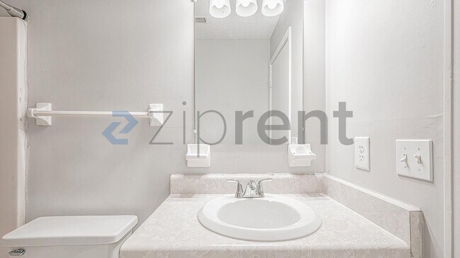 Building Photo - 815 Golf View Pl