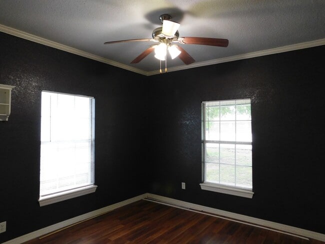 Building Photo - Newly Renovated 2 Bedroom House