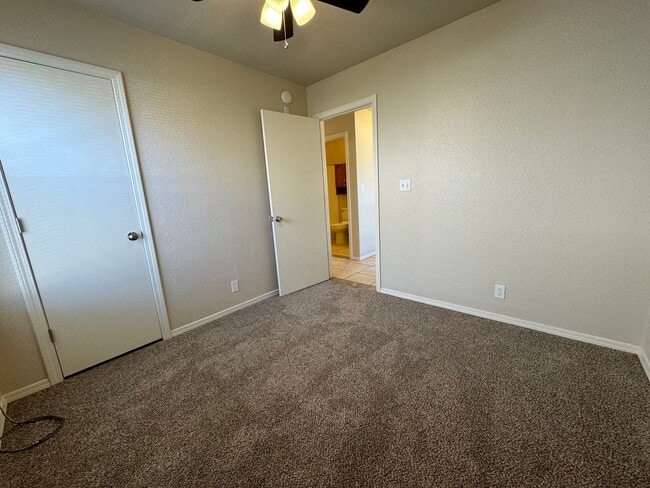 Building Photo - Gorgeous 3 bedroom 2 bathroom home