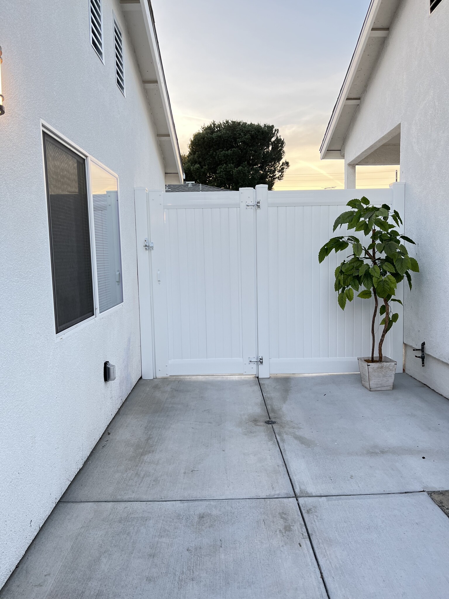 Building Photo - 9938 Lull St