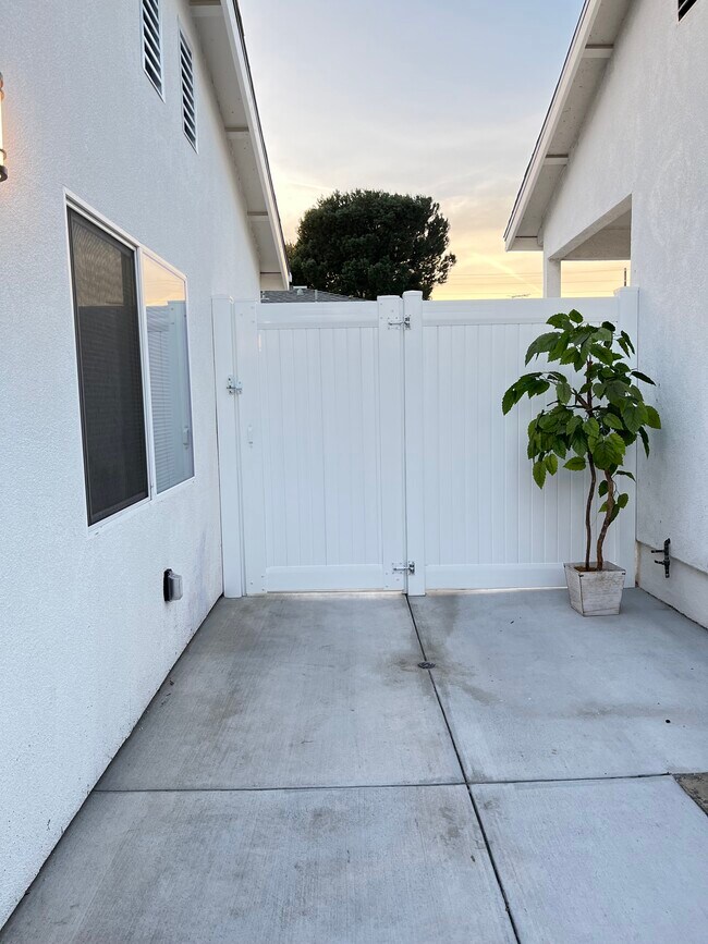 Building Photo - 9938 Lull St