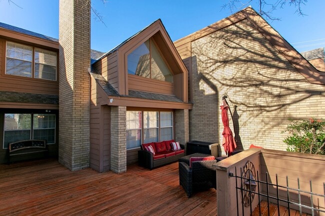 Building Photo - Adorable 3 Bed Townhome Pre-Leasing July 2026!