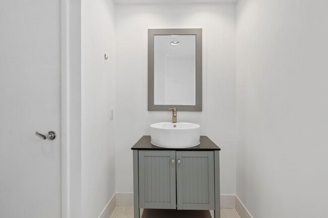 Building Photo - Light Filled 2 Bed, 2 Bath South Beach Por...
