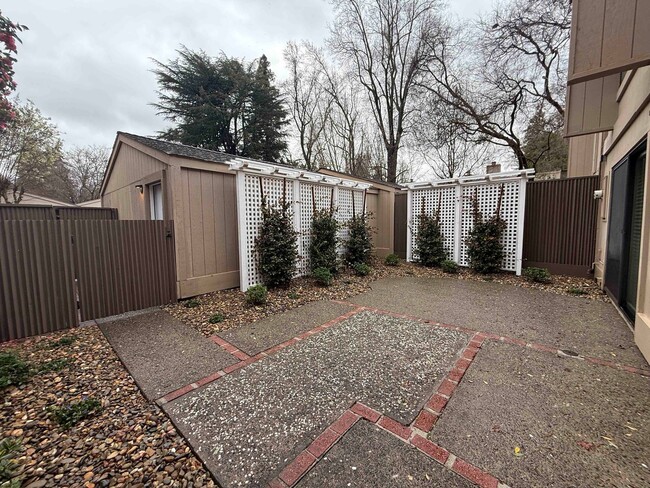 Building Photo - Gorgeous Remodeled 3 Bed in Campus Commons