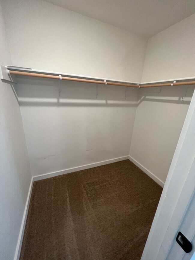 Building Photo - 4.5 Bathrooms ! 4 large bedrooms! Close to CWU