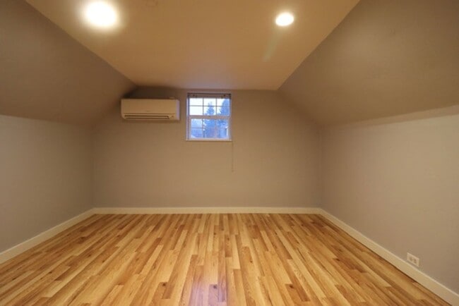 Building Photo - Ravenna Charmer!!’