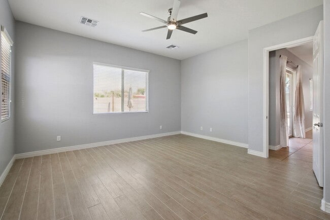 Building Photo - 4 Bedroom + Den Single Family in Peoria