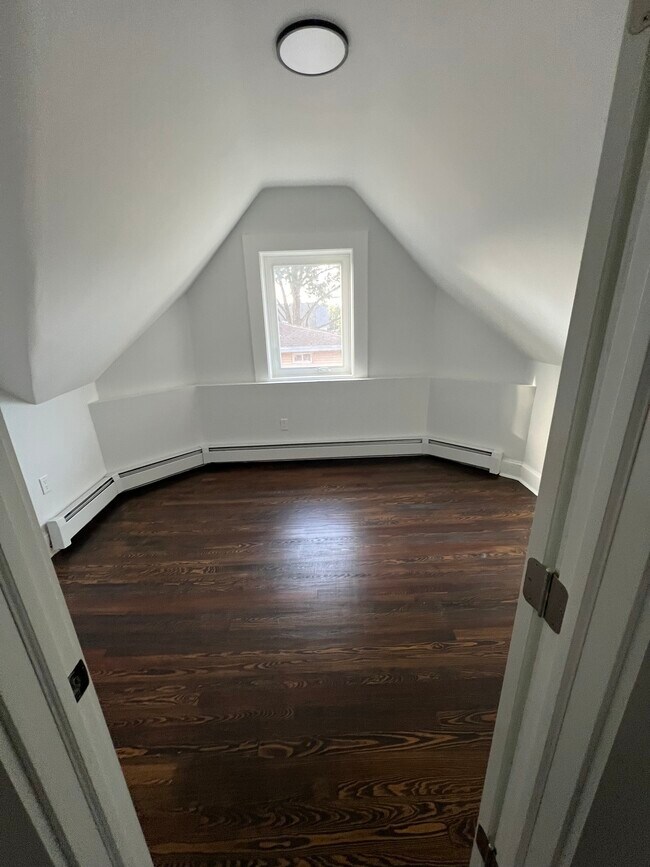 Building Photo - 185 Maple St