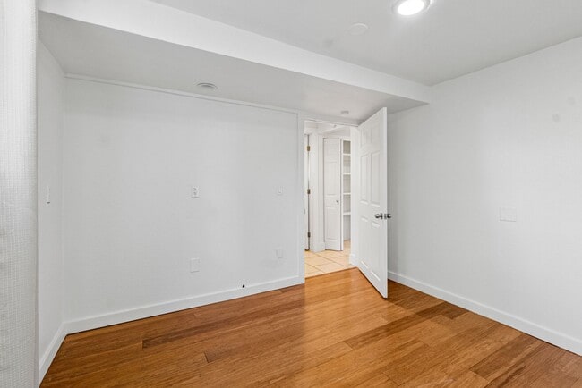 Building Photo - Bright Cozy Home w/ Deck & Yard Near Des M...