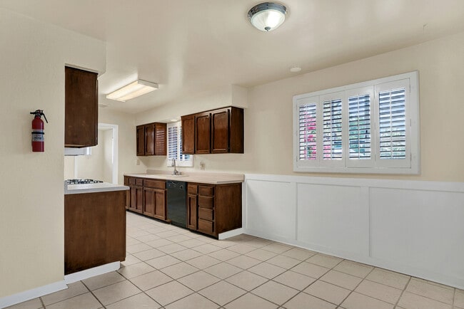 Building Photo - Cielo Vista 3 Bedroom 2 Bath