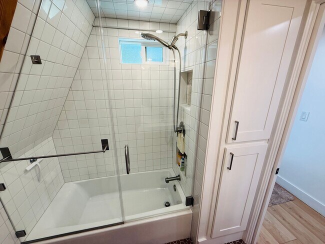 Building Photo - 3 bed 2 bath home for rent in South Lake Tahoe