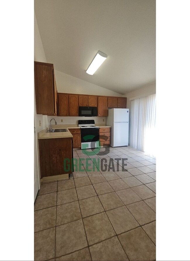 Building Photo - 3 BEDROOM 2 BATH HOME MOVE IN READY IN North MODESTO!