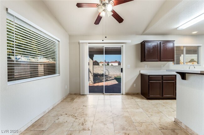 Building Photo - 857 Lantham Pl