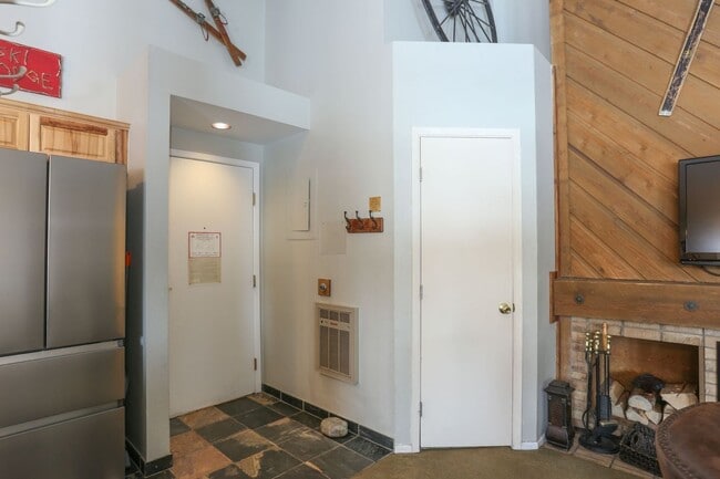 Building Photo - Move in Special! Keystone 2 bed/2bath! Plu...
