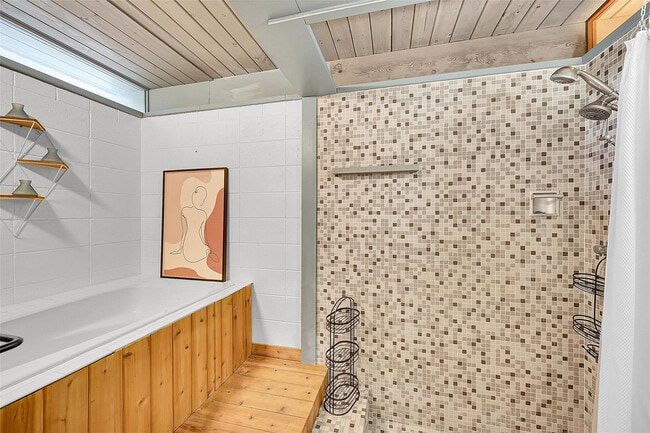 Building Photo - 234 Pine Ave