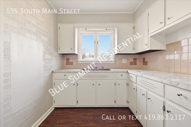 Building Photo - 555 S Main St