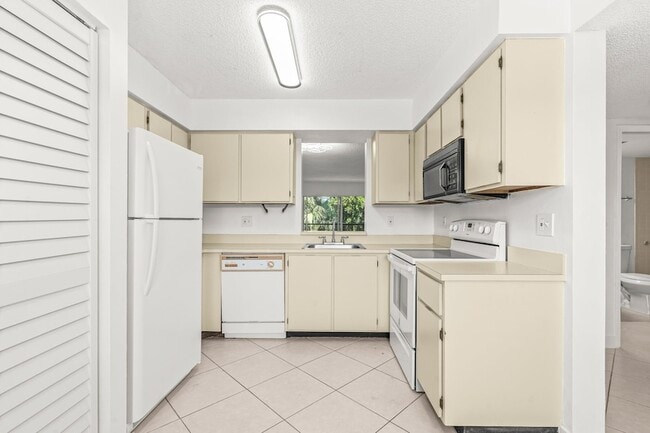 Building Photo - 7301 Amberly Ln