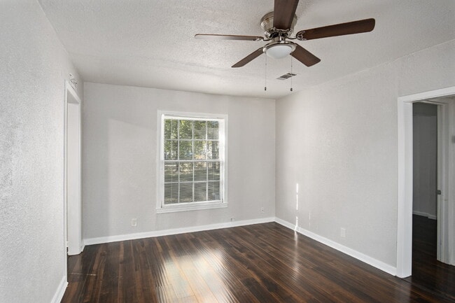 Building Photo - "Charming 2-Bedroom Duplex Retreat on Clou...