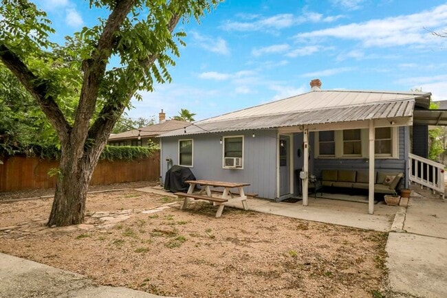 Building Photo - Fully Furnished 3 bedroom 2 bath  for 2 weeks or a Month stay