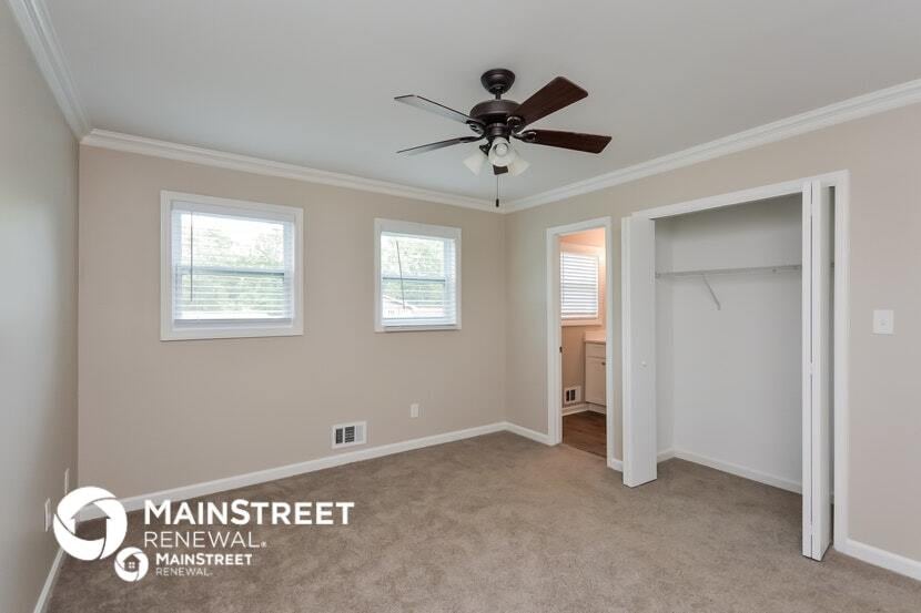 Building Photo - 3000 Lakeridge Dr SE