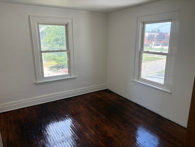Building Photo - 3 Bedroom Duplex Apartment in Waterloo, IA