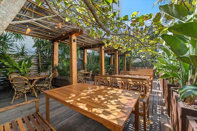 Building Photo - 1701 Alton Rd