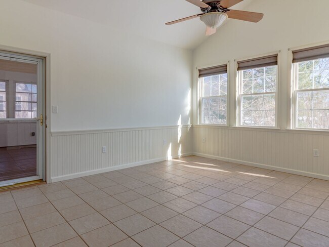 Building Photo - Single family - unfurnished - YEAR ROUND rental - Mill Pond Acres