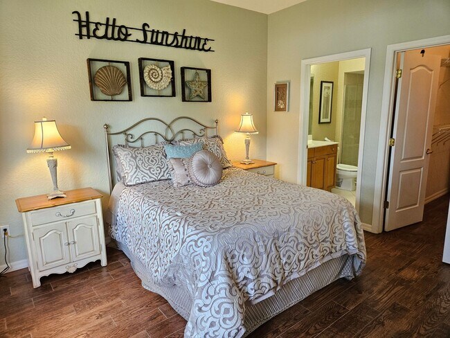 Building Photo - Seasonal Short-Term 2 Bedroom 2 Bathroom with a Bonus Room in the gated community of Venetia!