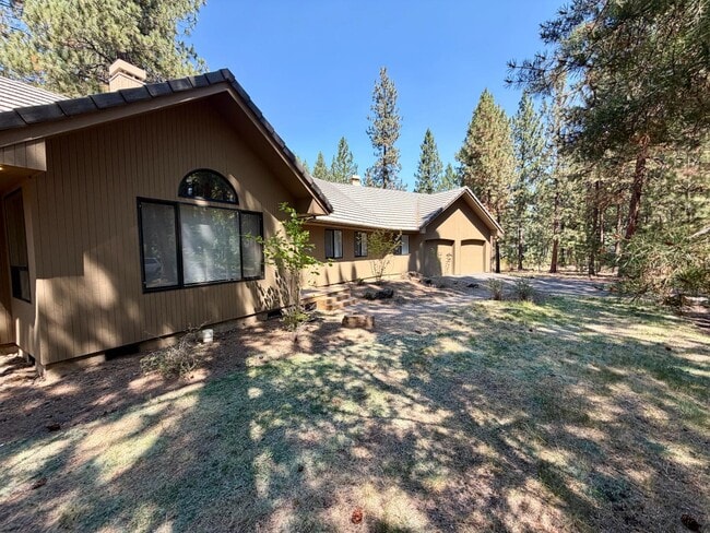Building Photo - 61171 Minaret Cir