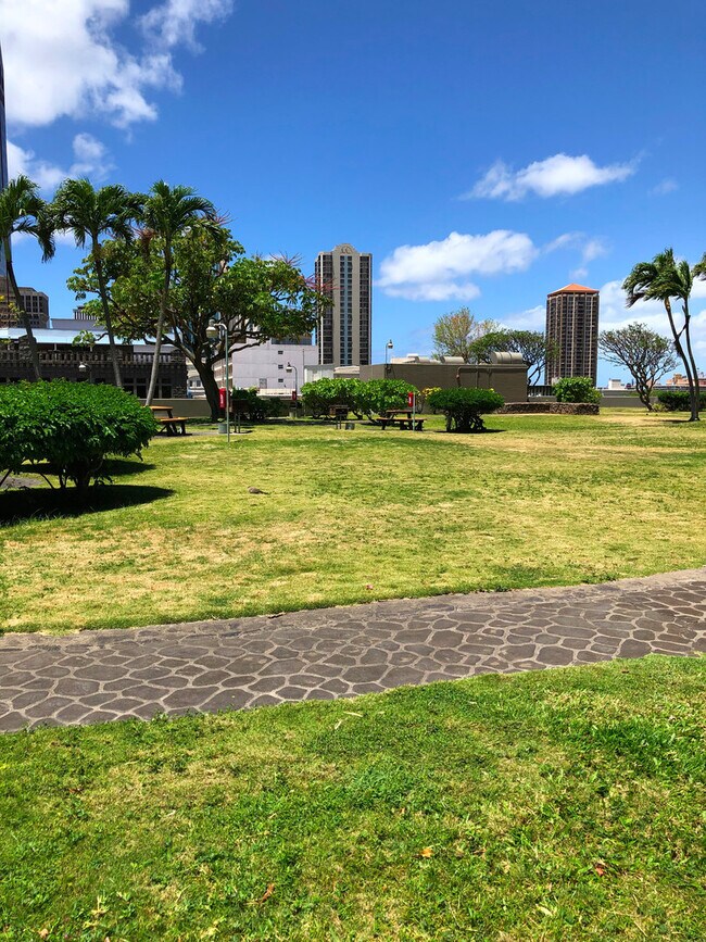 Building Photo - Convenient Downtown  1 Bed 1 Bath 1 Parking in the Kukui Plaza