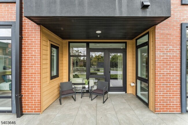 Building Photo - 140 W Webster Ave