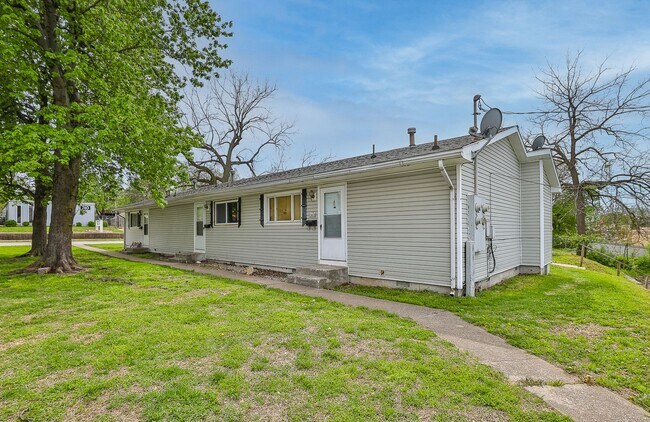 Building Photo - 1 Bedroom | 1 Bathroom | Apartment | Located In the Heart of Downtown and Near Campus's