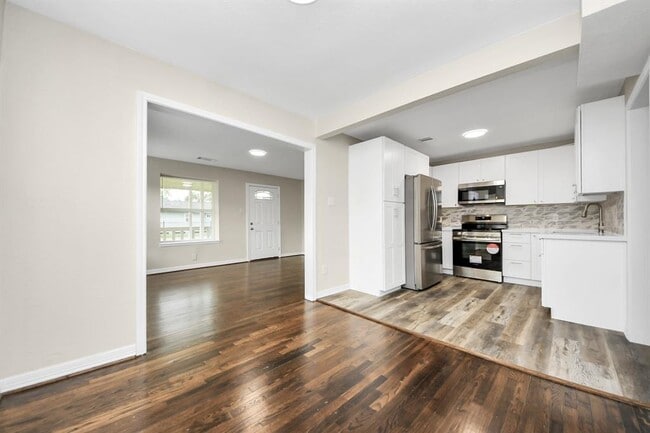 Building Photo - 608 Thomas Ave