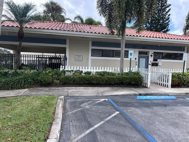 Building Photo - 1525 Lake Crystal Dr