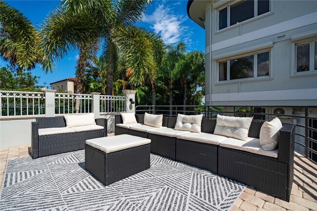 Building Photo - 2827 S Indian River Dr