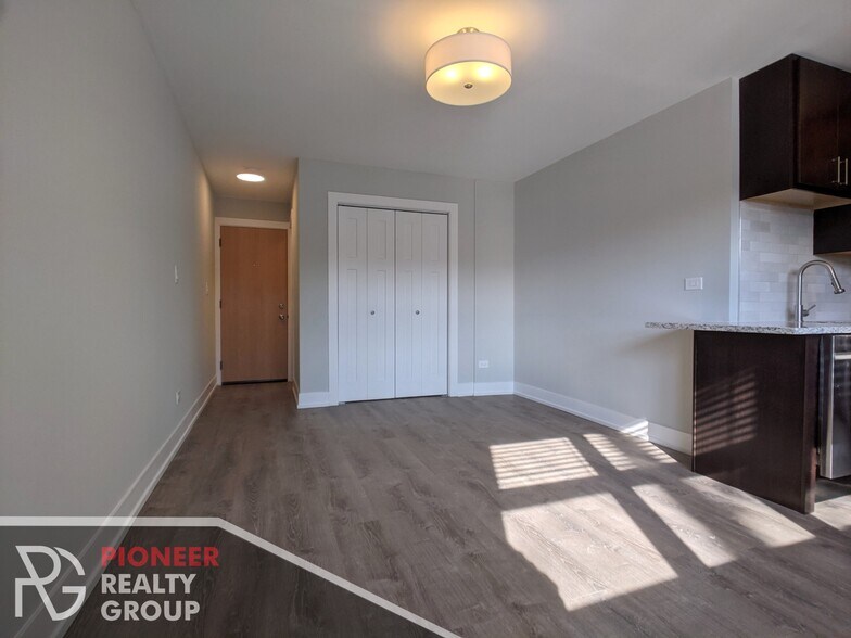 Building Photo - 456 W Barry Ave