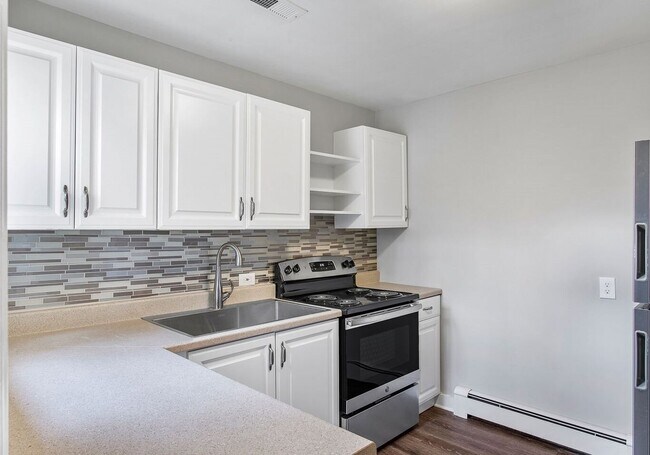 Building Photo - ADORABLE BUNGALOW IN LAKESIDE