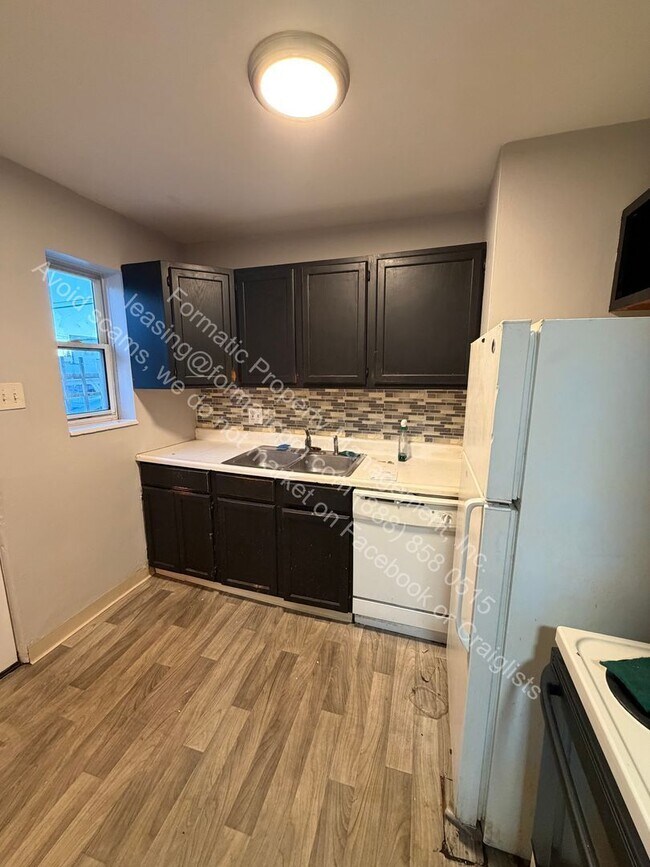 Building Photo - 1450 Elmira St