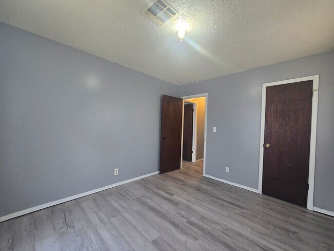 Building Photo - 3 Bedroom 1.5 Bath and 2 Garage home in Shawnee!