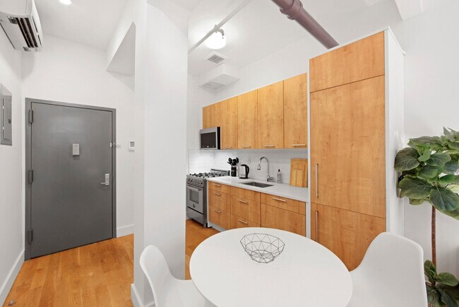 Building Photo - 517 W 45th St