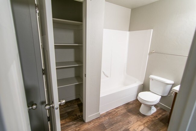 Building Photo - Amazing Townhome in Edgewater Community