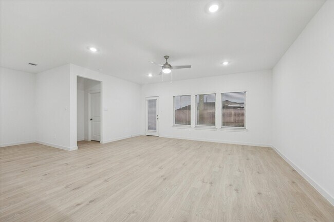 Building Photo - 4127 Camden Lakes St