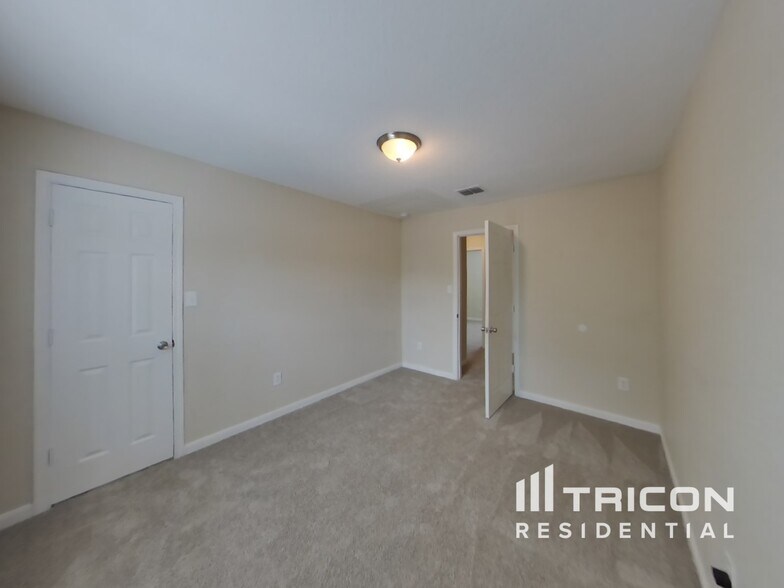 Building Photo - 11247 Country Canyon