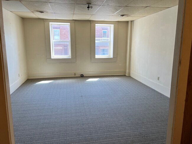 Building Photo - 722 Lake St