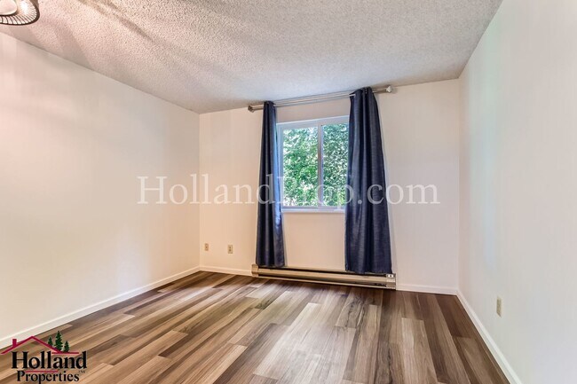 Building Photo - **New Price + Exclusive First Month Incent...