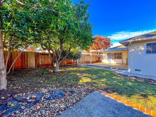 Building Photo - Charming Three Bedroom West Park Neighborh...