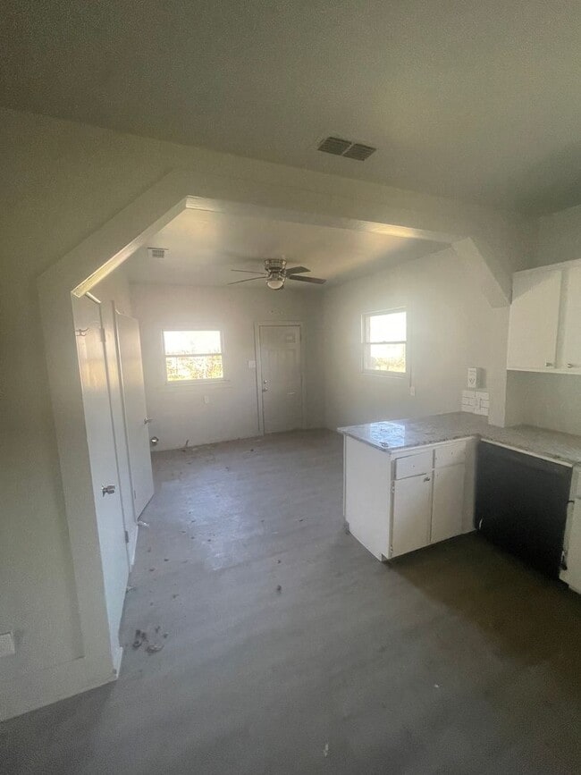 Building Photo - 3 bedroom, 2 bath