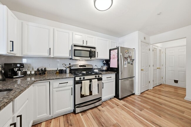 Building Photo - Enjoy the ease of condo style townhome living in this bright and inviting end unit.