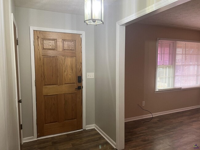 Building Photo - 409 Forest Lake Dr