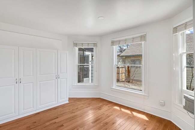 Building Photo - Renovated 2 Bedroom in Downtown Victorian Complex